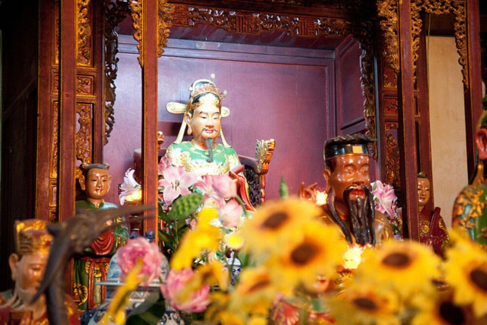 Bên trong đền Ngọc Sơn có gì tượng thần và những bài văn khấn nổi tiếng
