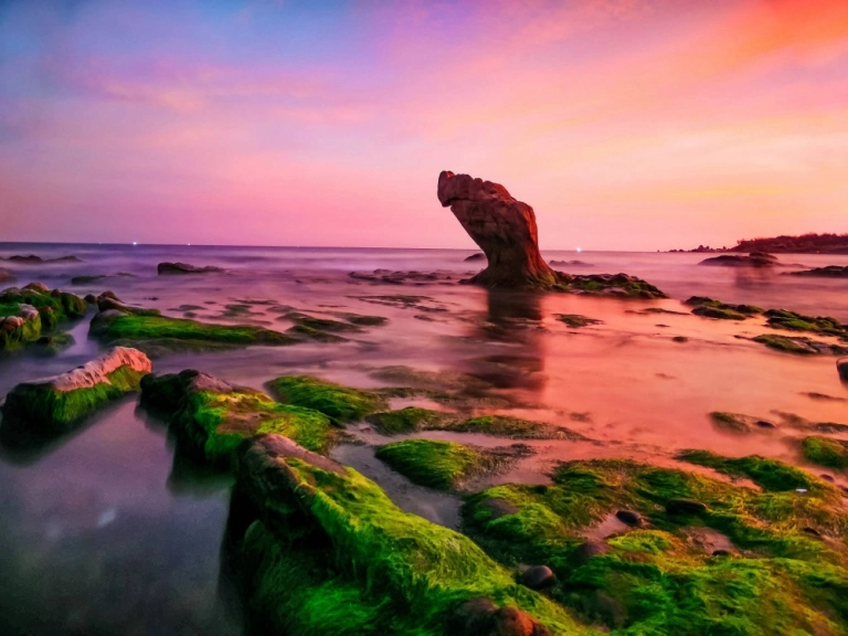 Biển Cổ Thạch - Thiên đường đá bảy màu độc đáo