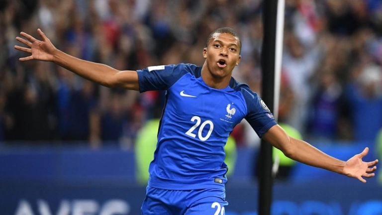 Bộ ảnh Kylian Mbappé thiên tài tốc độ của làng túc cầu