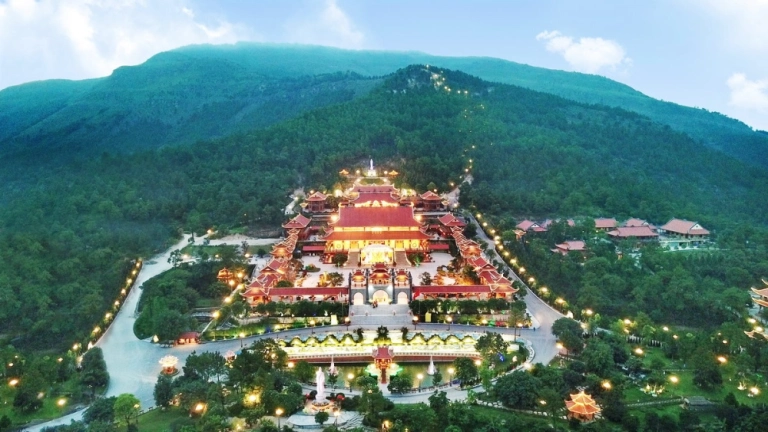 Chùa Ba Vàng - Một trong những ngôi chùa đẹp nhất Việt Nam