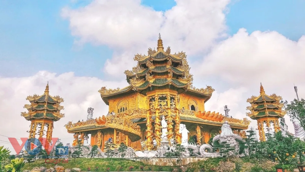 Chùa Phúc Lâm dát vàng gây ấn tượng bởi vẻ lộng lẫy hiếm có