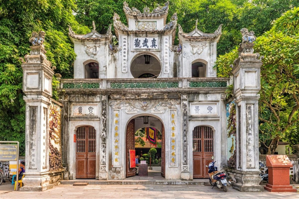 Cổng đền Quán Thánh điểm vào linh thiêng gắn với phong thủy