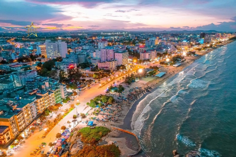 Du lịch biển Sầm Sơn mùa hè với bãi cát vàng rực rỡ