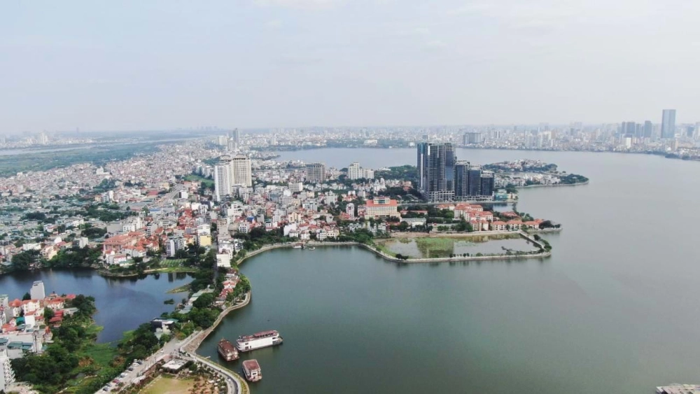 Ghi lại ảnh hồ tây hoàng hôn nhuốm màu vàng óng