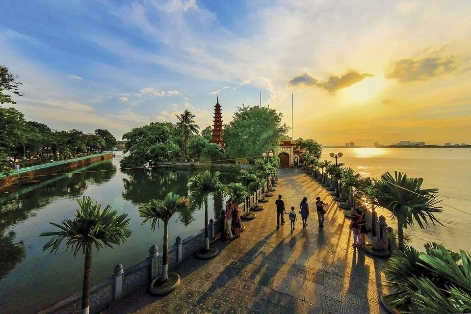 Góc máy từ trên cao cho toàn cảnh hồ tây rực rỡ ánh hoàng hôn