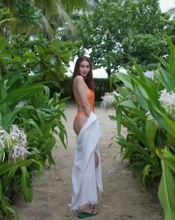 Hoa hậu Khánh Vân khoe sắc với bikini, tôn vòng eo 61cm