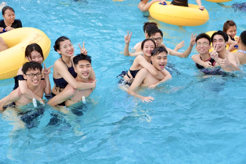 Hòa mình vào công viên nước hồ tây có những trò chơi gì