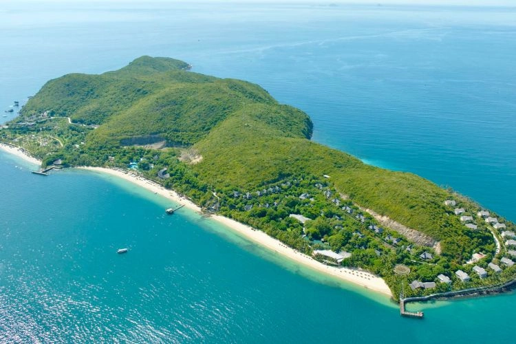 Hòn tằm nha trang nổi tiếng với làn nước trong xanh dịu mắt