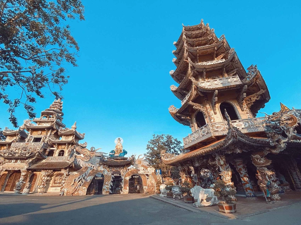 Kiến trúc chùa linh phước nổi bật với phong cách khảm sành sứ