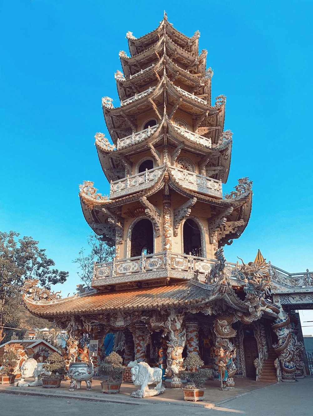 Tháp chuông chùa linh phước là tháp chuông cao nhất Việt Nam
