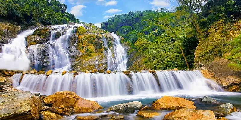 Trải nghiệm thư giãn tại khu du lịch thác trắng mát lạnh