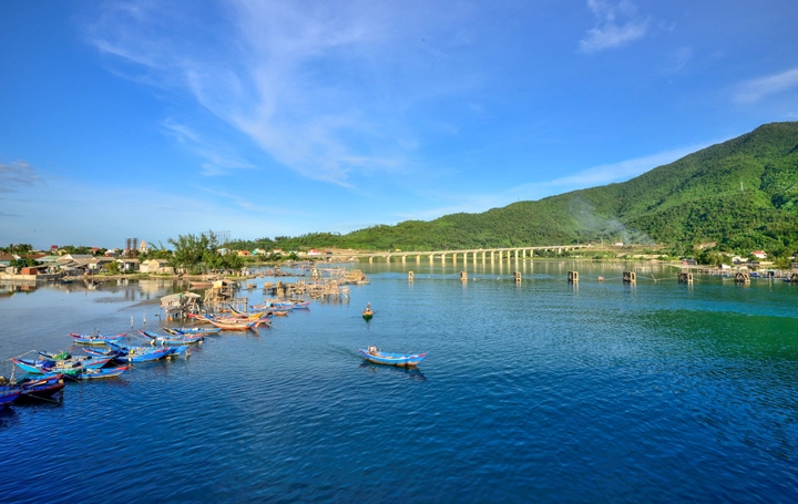 Vịnh lăng cô ảnh lung linh từ mọi góc máy trên mạng xã hội
