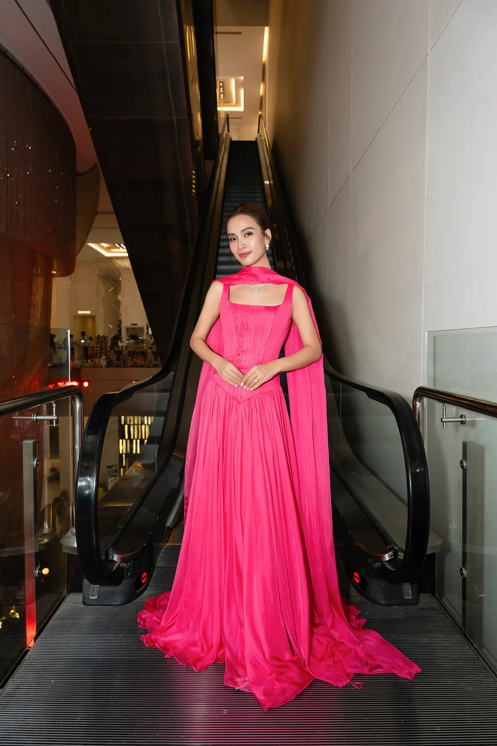 Tỏa sáng trên sân khấu chính là Ái Phương ca sĩ