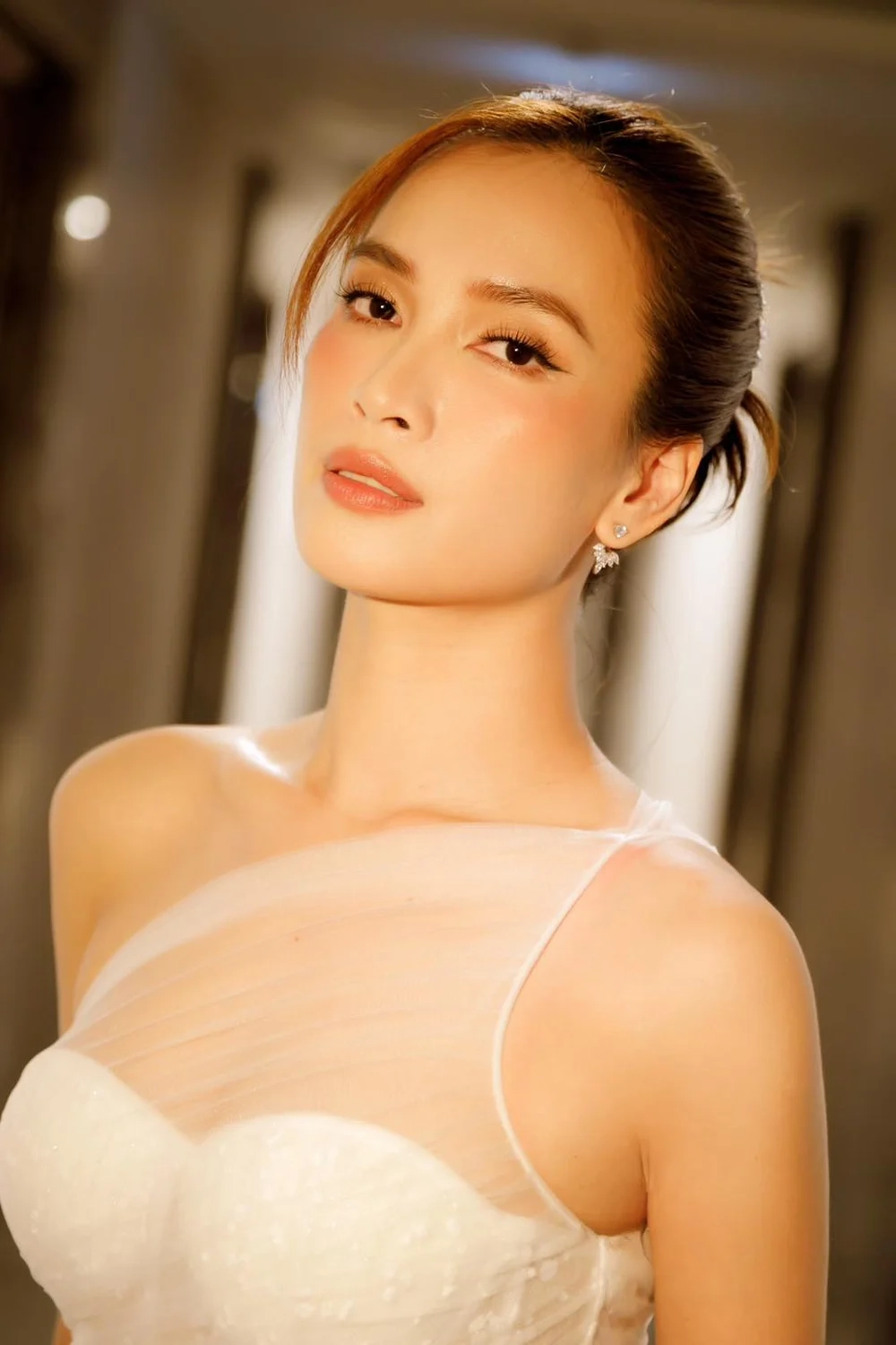 Câu hỏi thường gặp là Ái Phương bao nhiêu tuổi