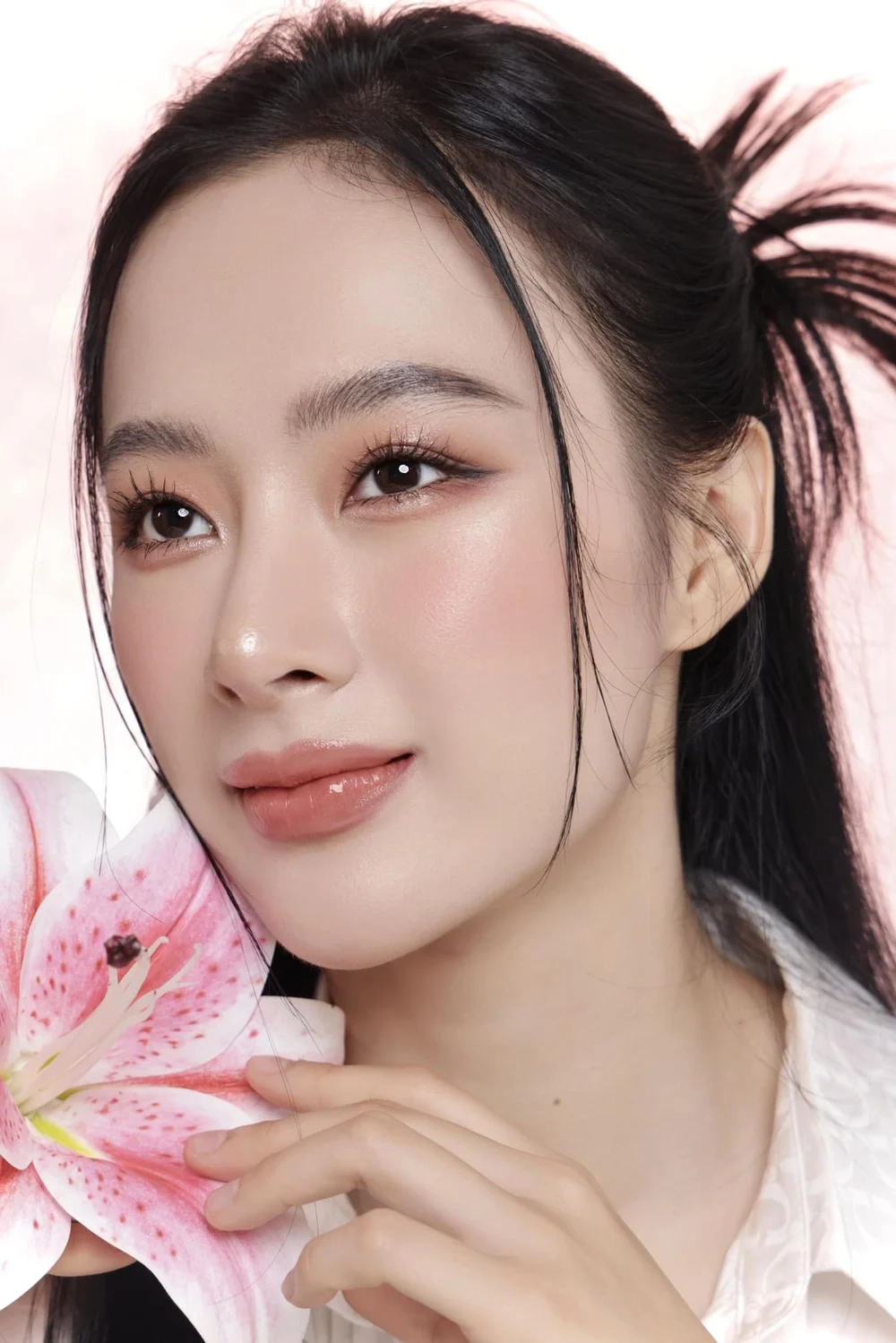 Bạn có thể theo dõi Angela Phương Trinh Instagram để cập nhật những hình ảnh mới nhất của cô ấy