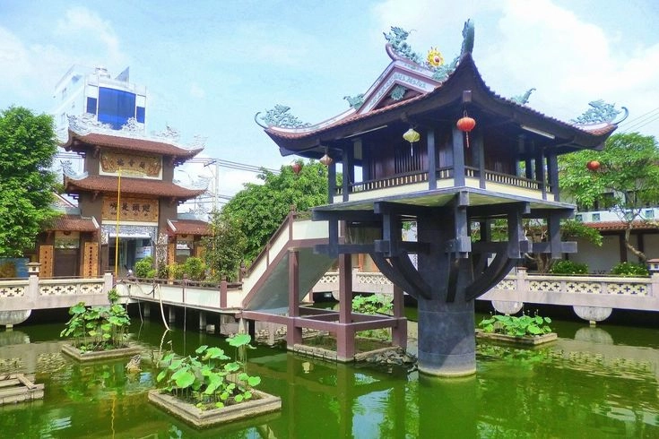 So sánh hình ảnh chùa một cột xưa và nay để thấy sự phát triển qua thời gian