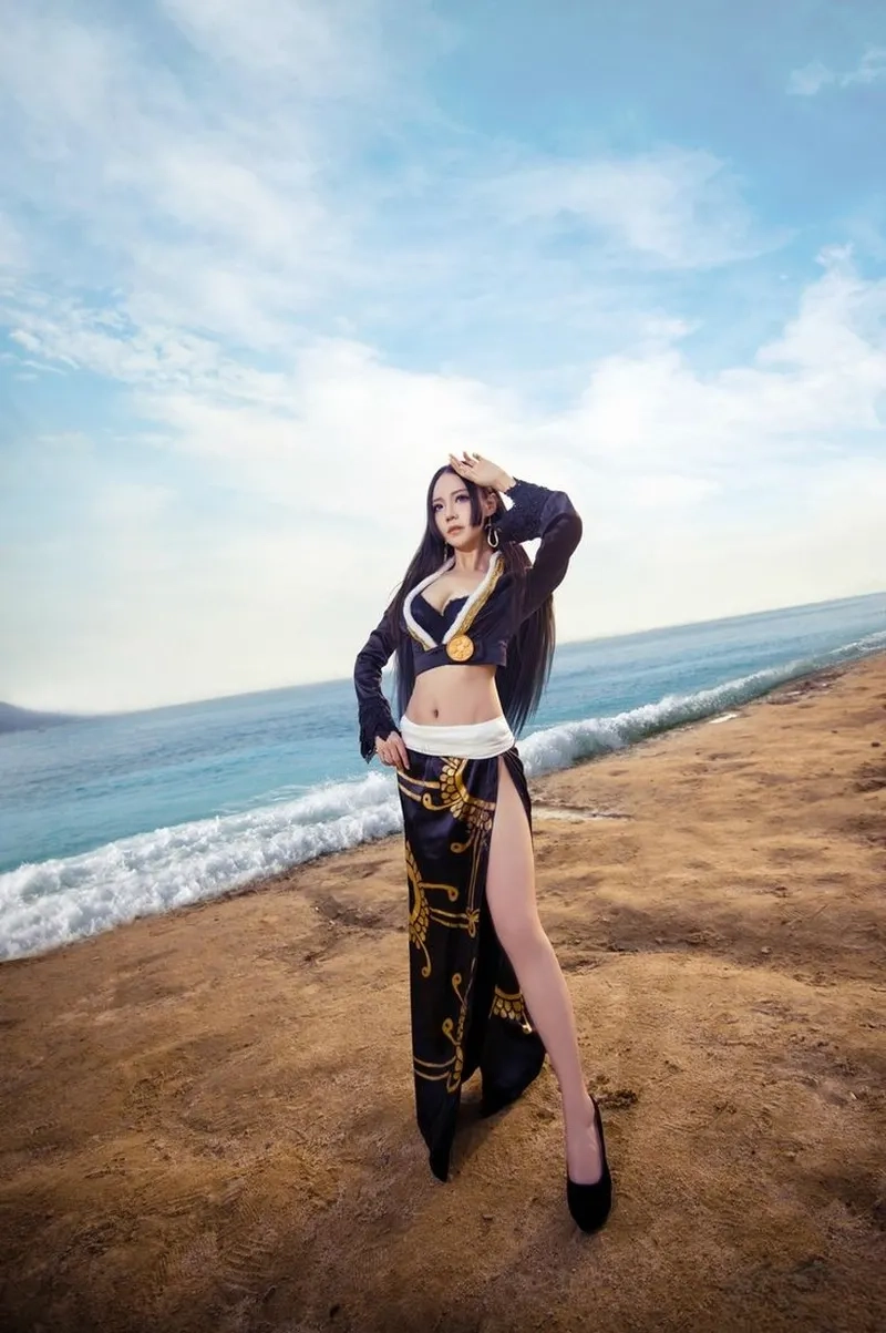 Bộ ảnh cosplay Hancock sexy gây sốt mạng xã hội