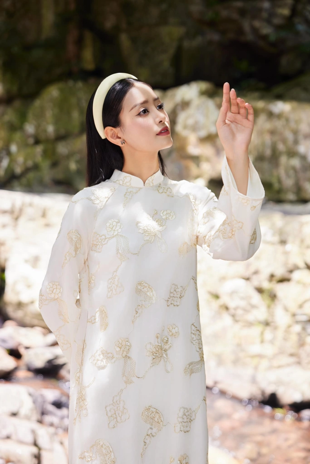 Đại diện quốc gia Bùi Khánh Linh đi thi quốc tế