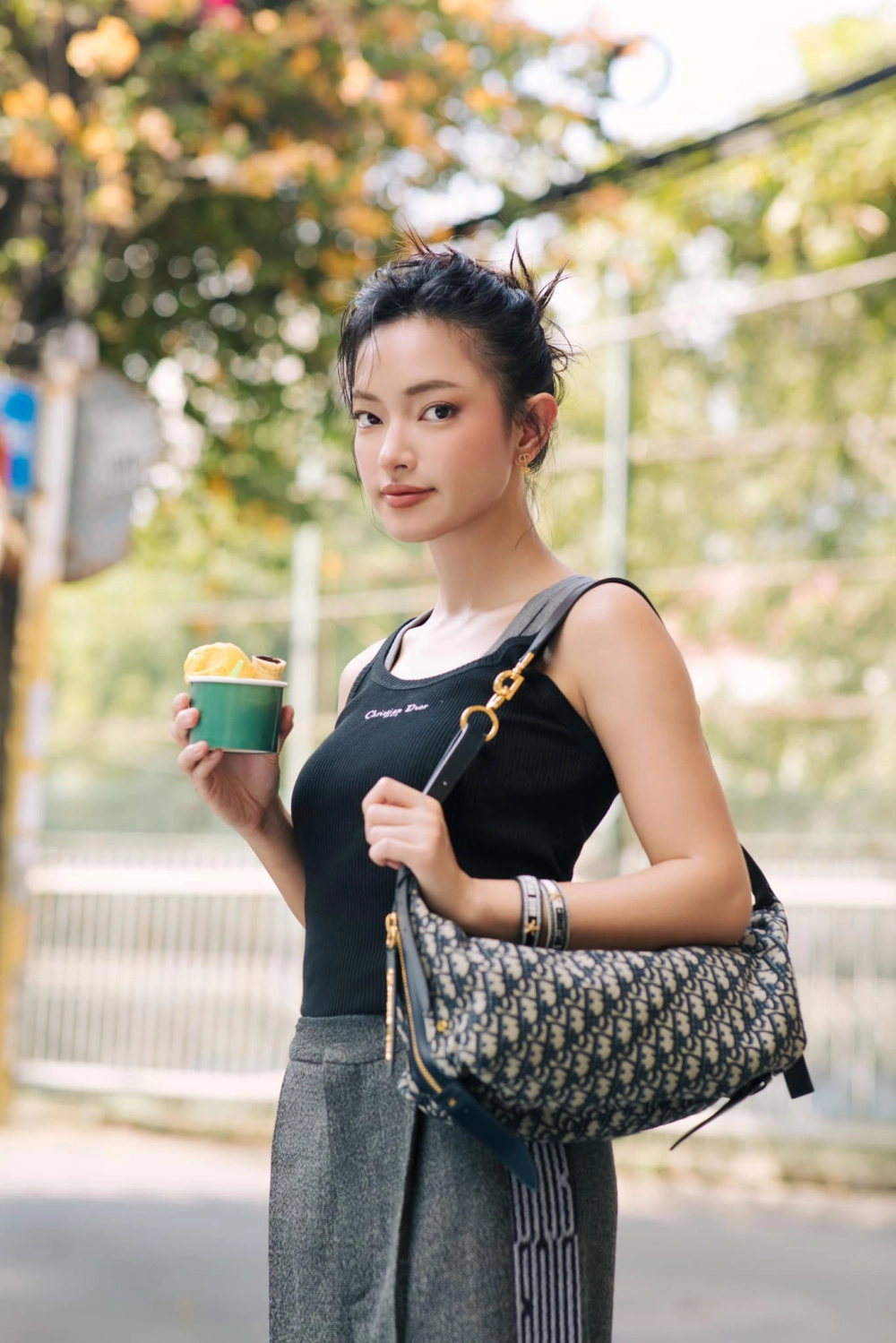 Châu bùi cao là một trong những đặc điểm giúp cô ấy nổi bật trong giới người mẫu