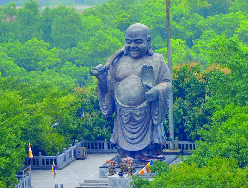 Chiêm ngưỡng tượng phật di lặc bái đính trong không gian linh thiêng