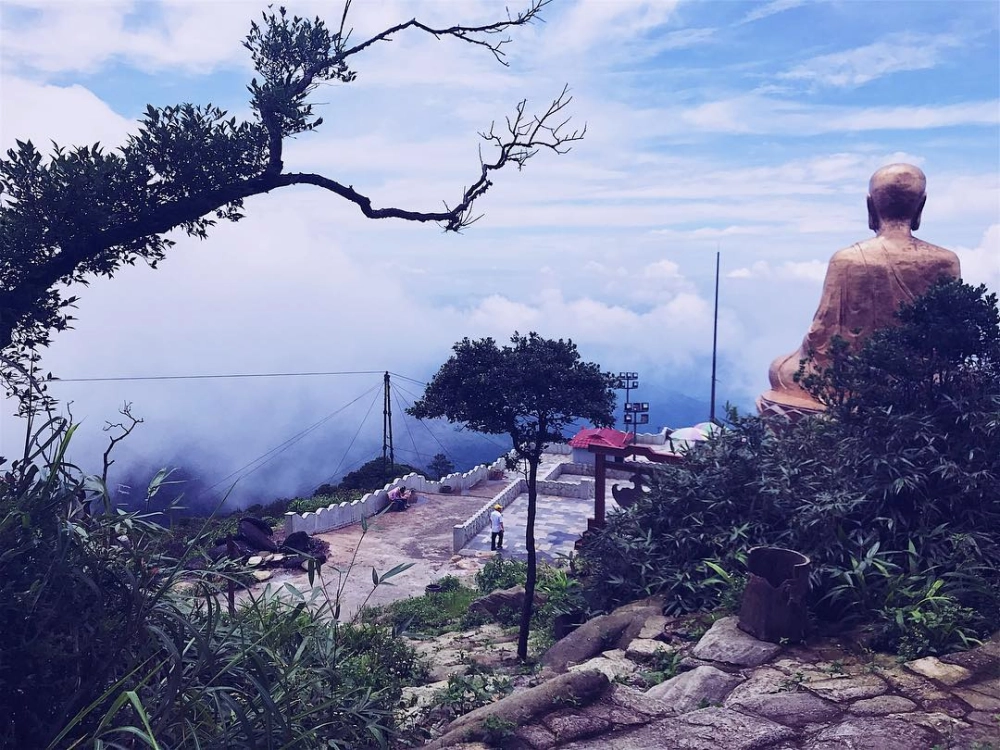 Tĩnh lặng giữa quang cảnh chùa Yên Tử