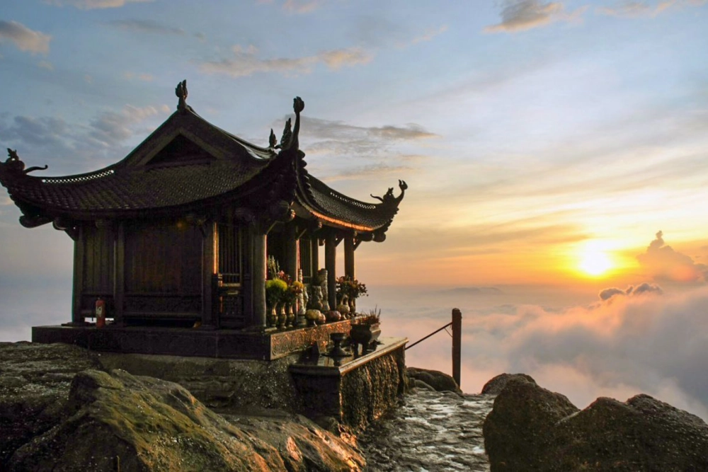 Ngắm trọn toàn cảnh chùa Yên Tử thơ mộng