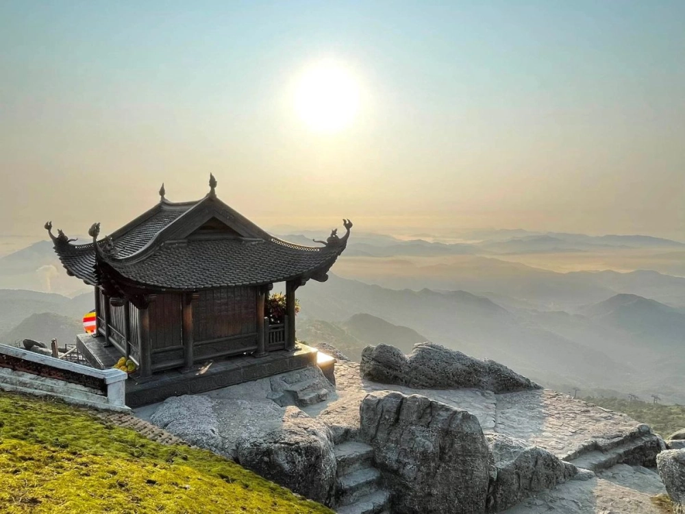 Lên non nhìn toàn cảnh Yên Tử mờ sương
