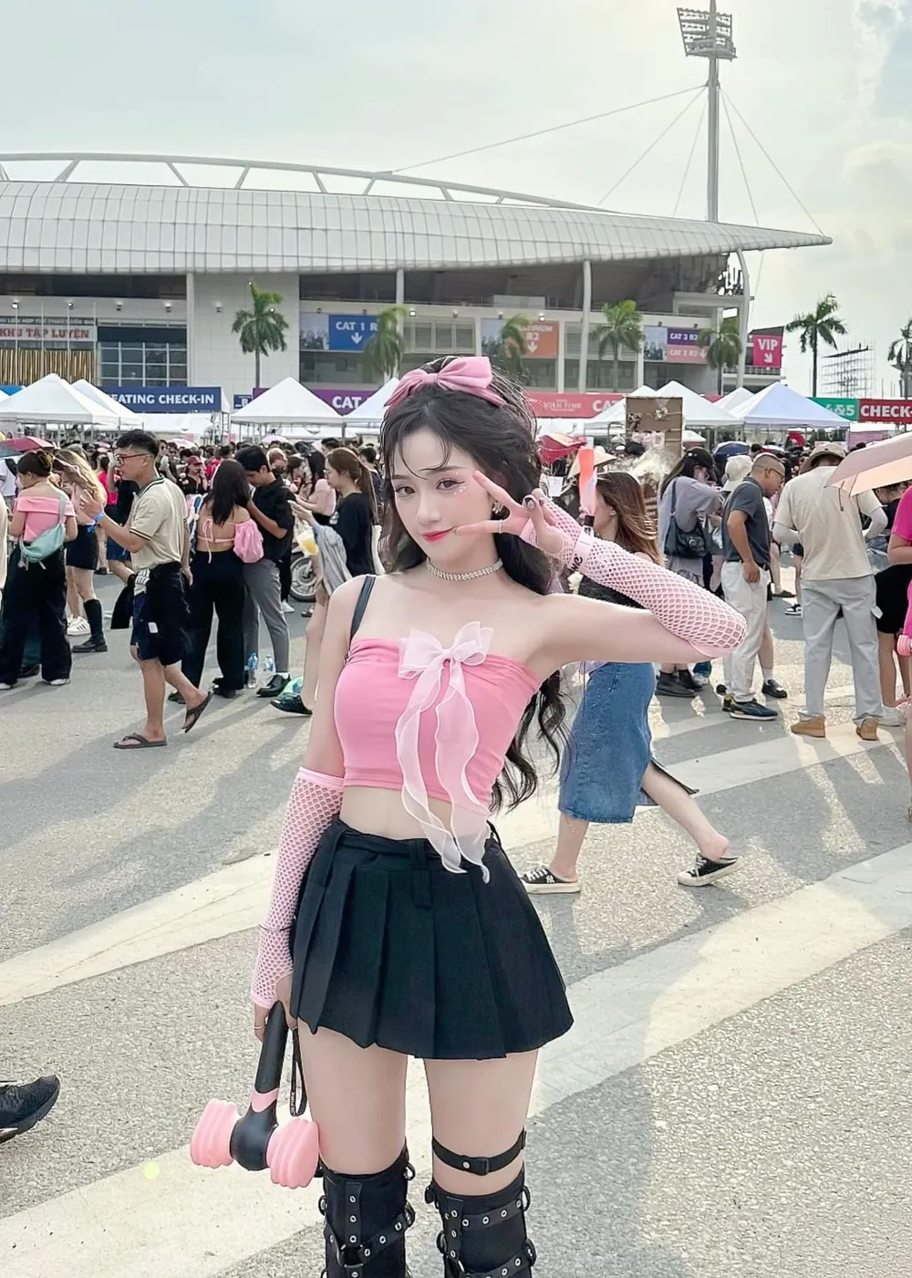 Trang chính thức là Đào Lê Phương Hoa official