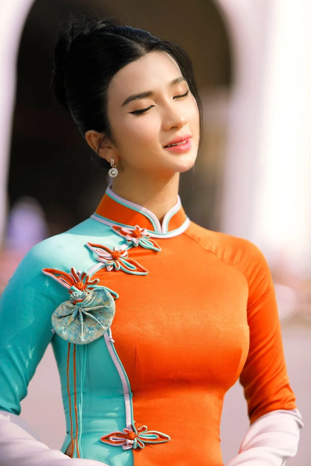 Hình ảnh rực rỡ của Kim Tuyến đóng phim khiến fan trầm trồ
