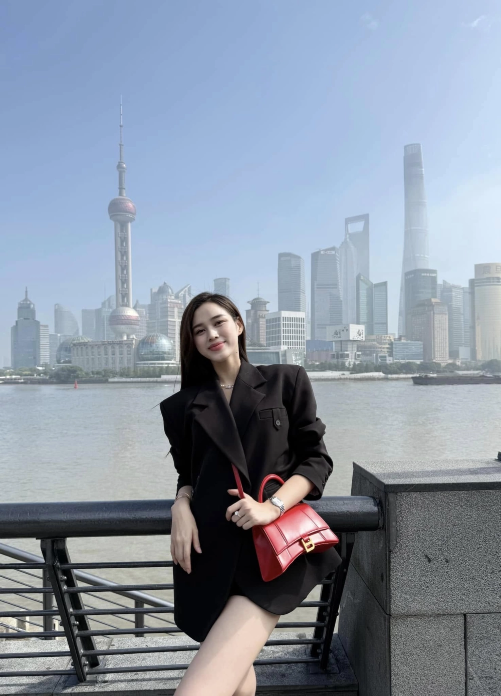Vẻ đẹp nổi bật trong đầm dạ hội của Đỗ Thị Hà khiến khán giả trầm trồ
