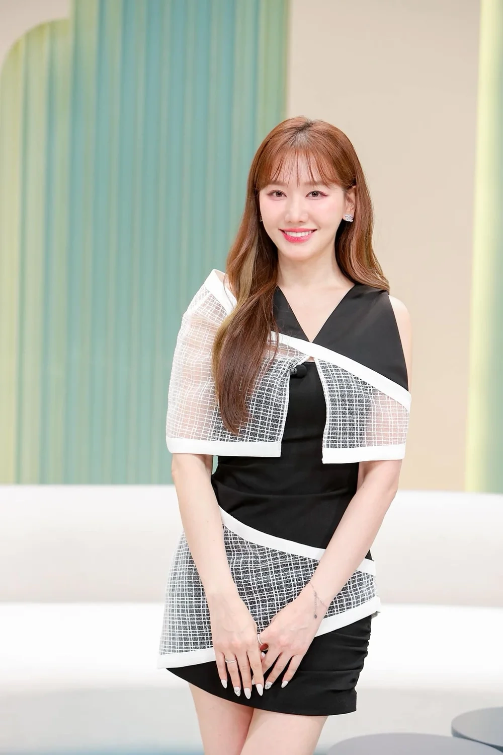 Hari Won nhảy đầy năng lượng và lôi cuốn trong các chương trình biểu diễn