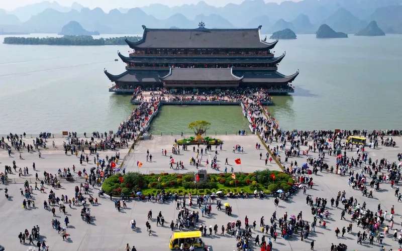 Chùa Tam Chúc là một quần thể chùa lớn, mang đậm giá trị văn hóa và lịch sử