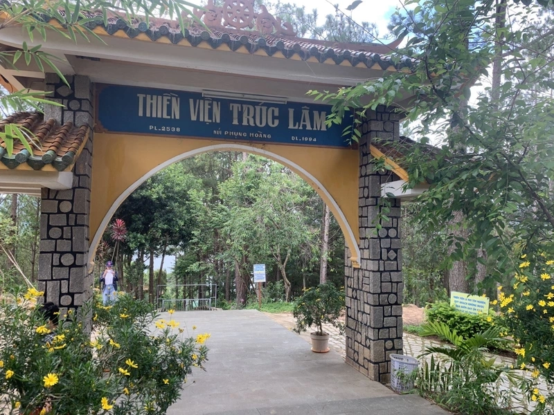 Tọa lạc bên hồ Tuyền Lâm là thiền viện trúc lâm ở đà lạt