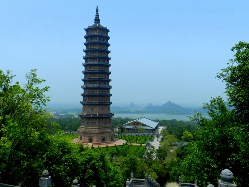 Khám phá cảnh quan Chùa Bái Đính, nơi hòa quyện giữa vẻ đẹp thiên nhiên và sự tôn nghiêm của Phật giáo