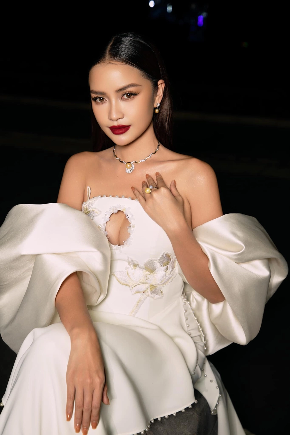 Theo dõi Ngọc Châu Official để cập nhật mọi thông tin mới nhất