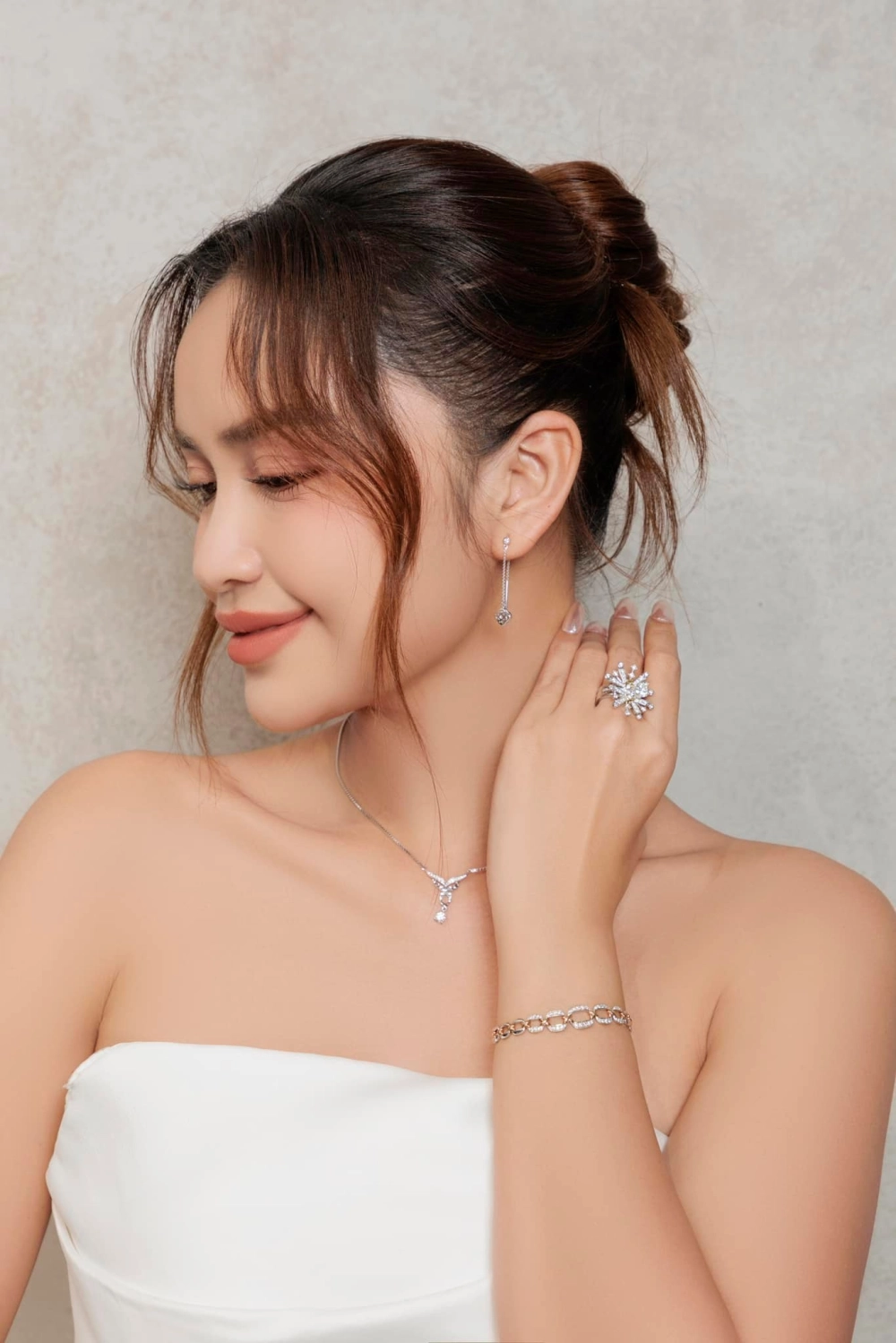 Khám phá gia cảnh Hoa hậu Ngọc Châu và những điều bất ngờ