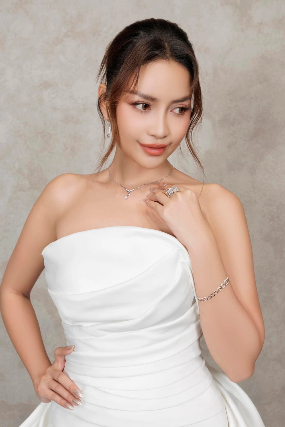 Gia đình Hoa hậu Ngọc Châu có mấy người con? Câu trả lời sẽ khiến bạn bất ngờ