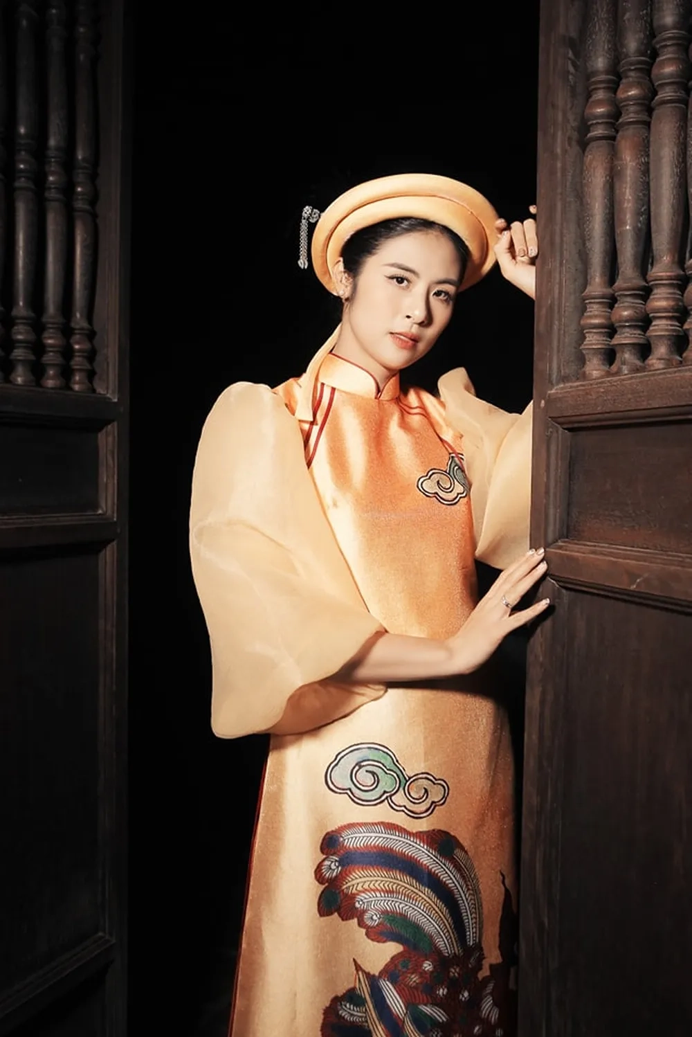 Nét đẹp truyền thống qua hoa hậu Ngọc Hân mặc áo dài