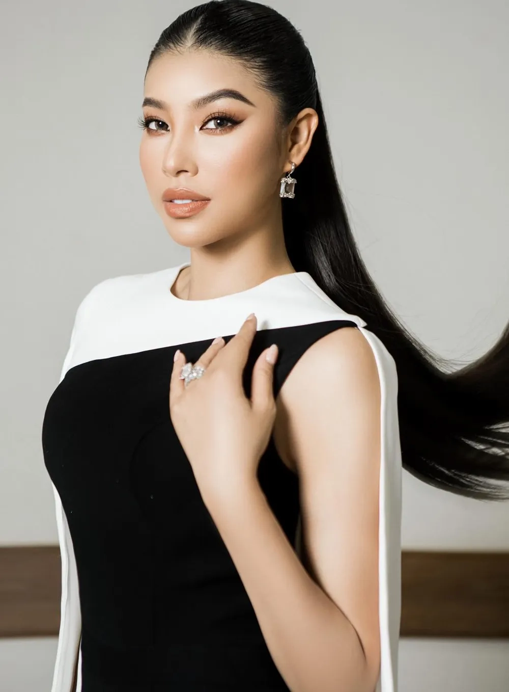 Chiếc vương miện Phạm Hương từng đội có giá bao nhiêu