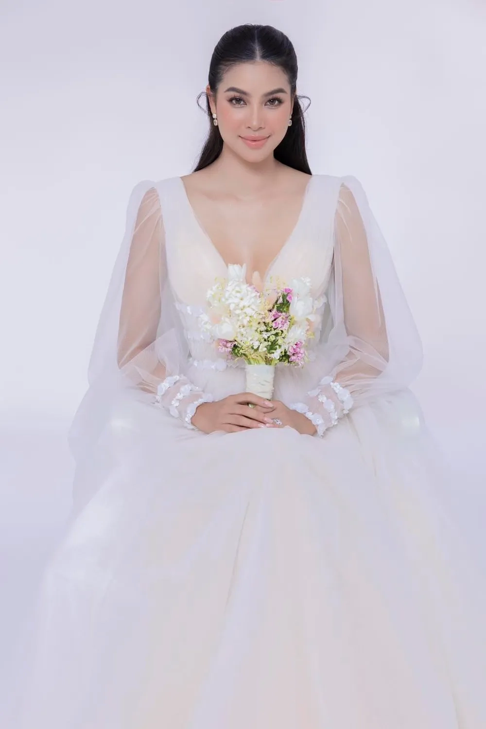 Khám phá ngay vương miện của Phạm Hương cực quý giá