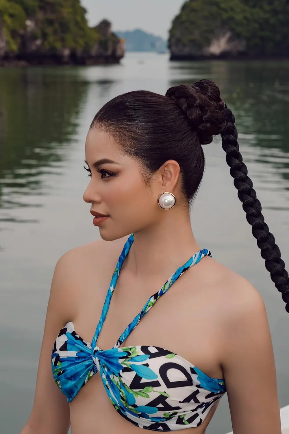 Gây chú ý khi hoa hậu Phạm Hương về nước