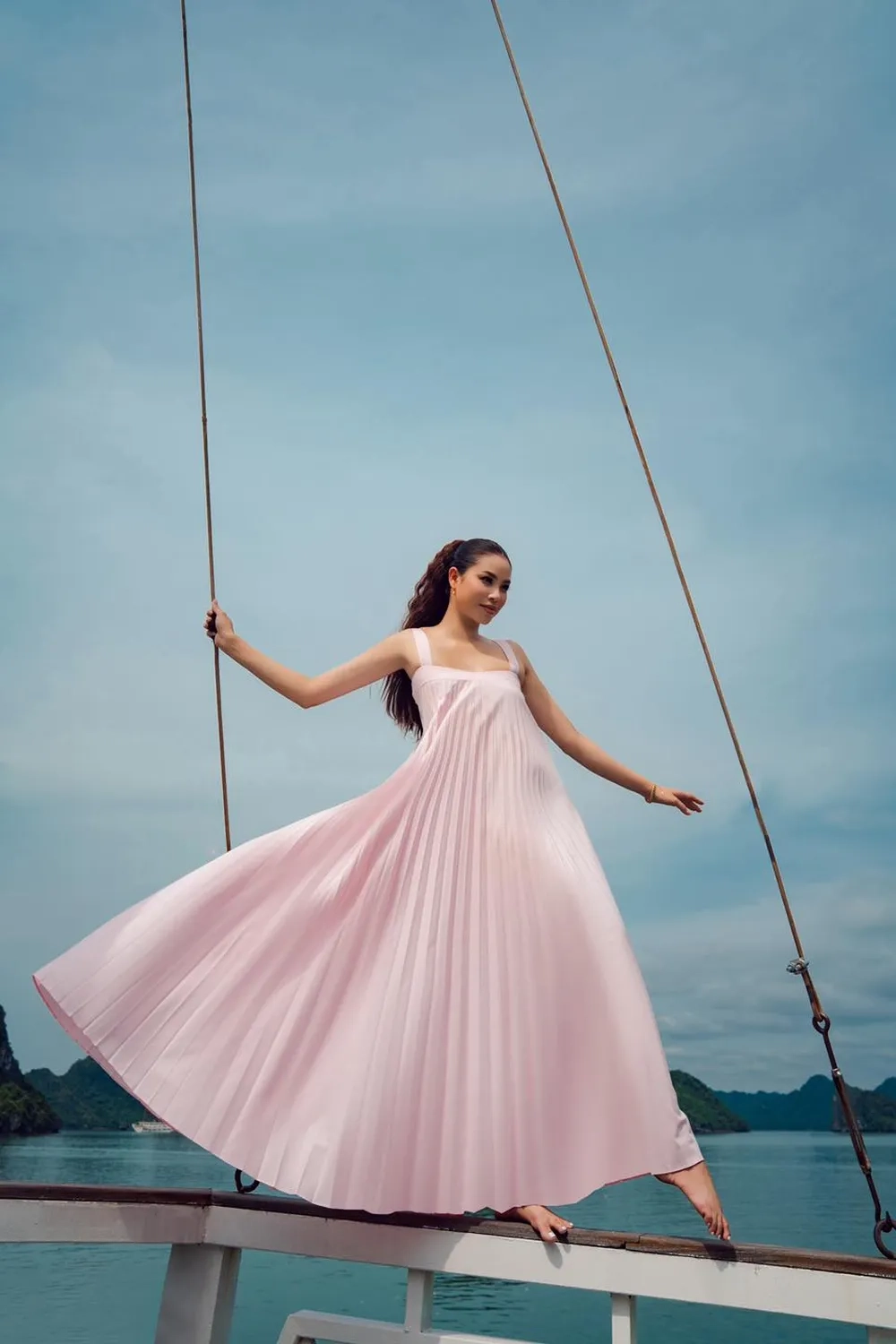 Dân mạng rần rần về hoa hậu Phạm Hương đăng quang