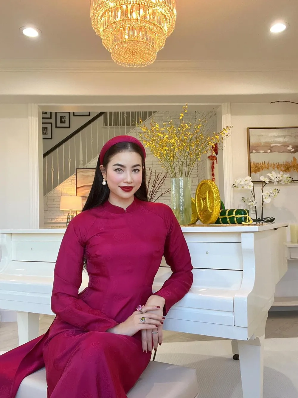 Gây chú ý khi Phạm Hương về nước bất ngờ
