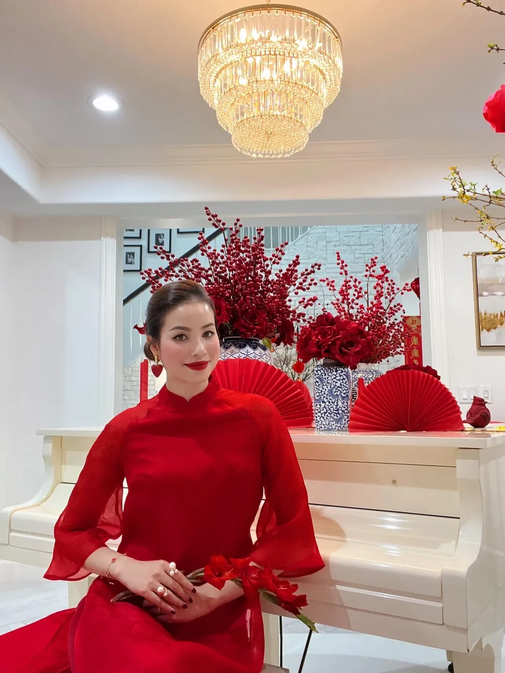 Đại diện sắc đẹp hoa hậu hoàn vũ Phạm Hương
