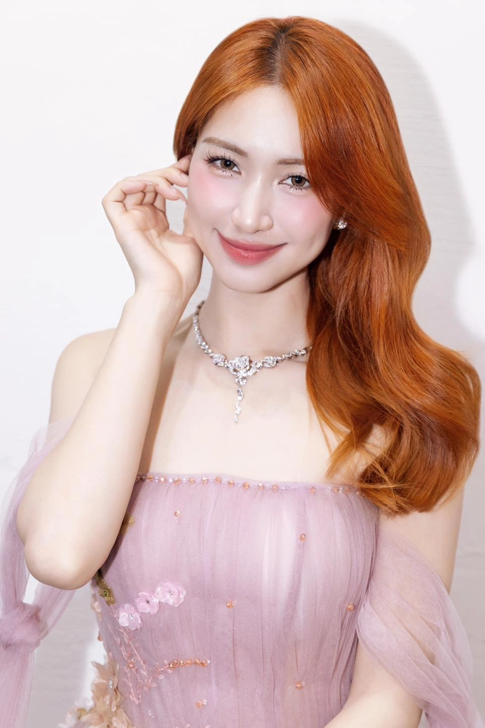 Nghe Hòa Minzy Tết ơi Tết à sẽ đưa bạn vào không khí vui tươi của mùa xuân