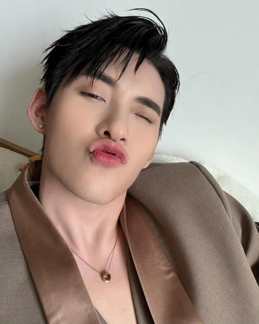 Lắng nghe bản hit chẳng thể nhắm mắt Hùng Huỳnh official