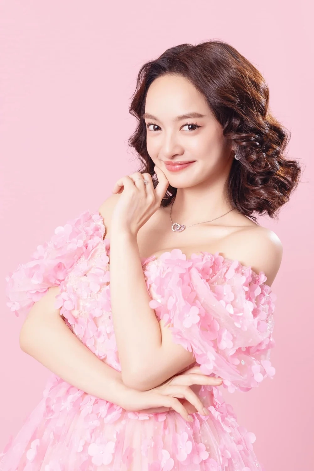 Rộ tin đồn Kaity Nguyễn là con của ai