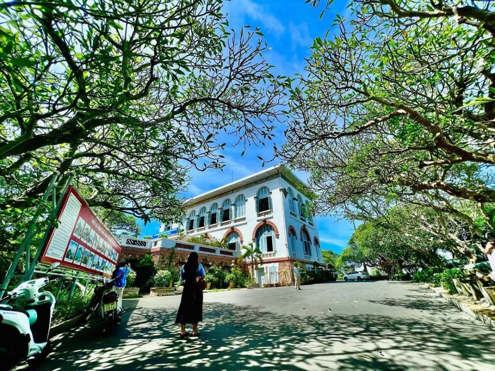 Tham quan thuyết minh về bạch dinh chi tiết