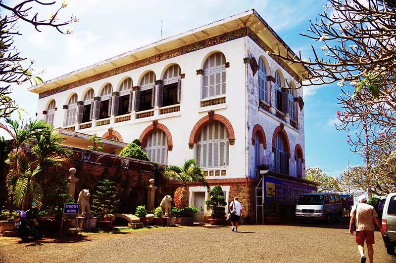 Khám phá di tích lịch sử bạch dinh cổ kính
