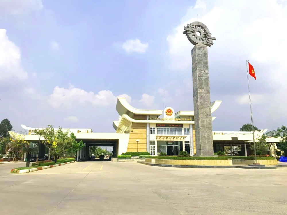 Bất ngờ với qua cửa khẩu mộc bài không cần hộ chiếu